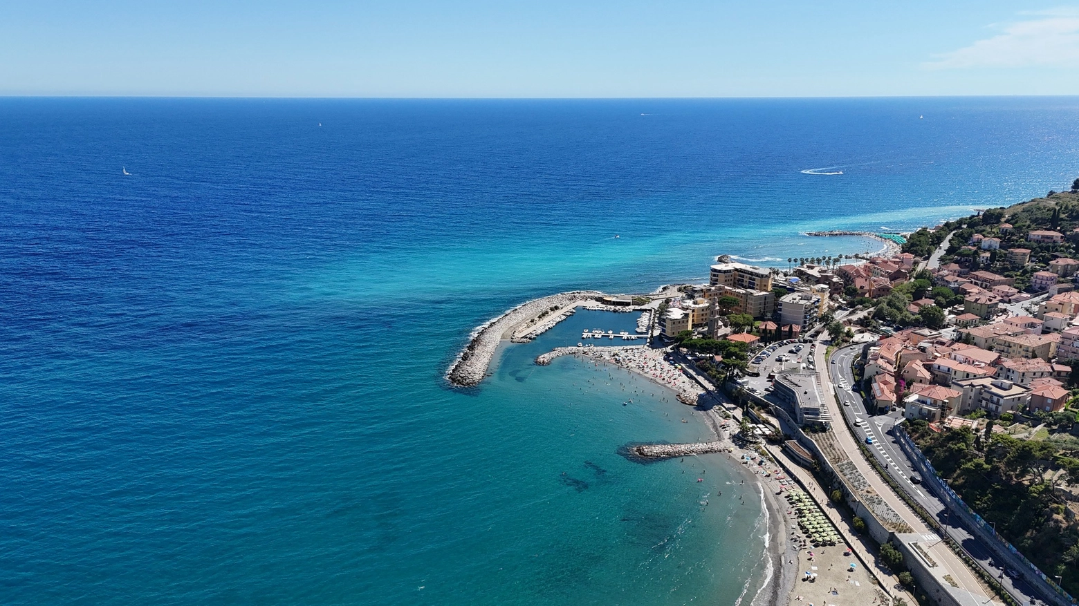 La spiaggia di San Lorenzo al Mare, nel territorio comunale di Imperia, offre paesaggi da sogno