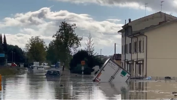 Maltempo Toscana: esonda l’Elsa e travolge tutto. Case evacuate, auto intrappolate