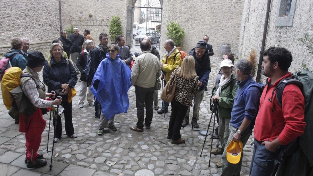 I pellegrini della Via Francigena in visita al Castello di Terrarossa