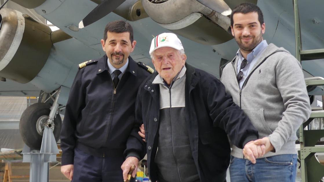 I 107 anni di Luigi Pasqui, l’uomo più longevo della Toscana. Una vita nell’aeronautica