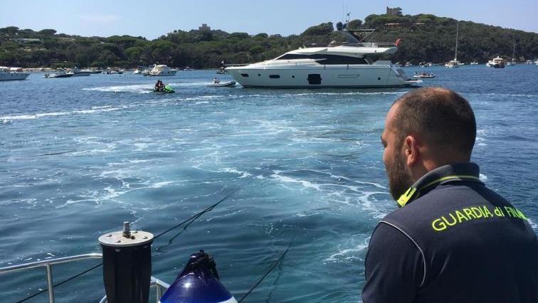 Yacht di 25 metri incagliato, soccorso dalla guardia di finanza