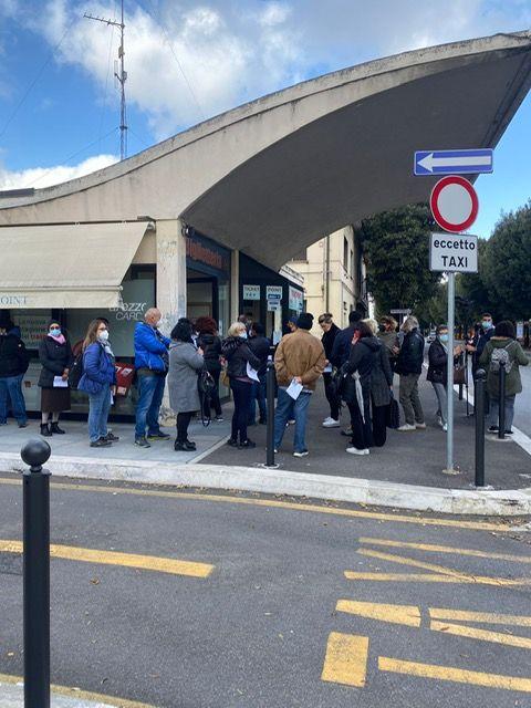 Code e buche al rientro, primo giorno di scuola tra caccia al posteggio, bus pieni e asfalto ko