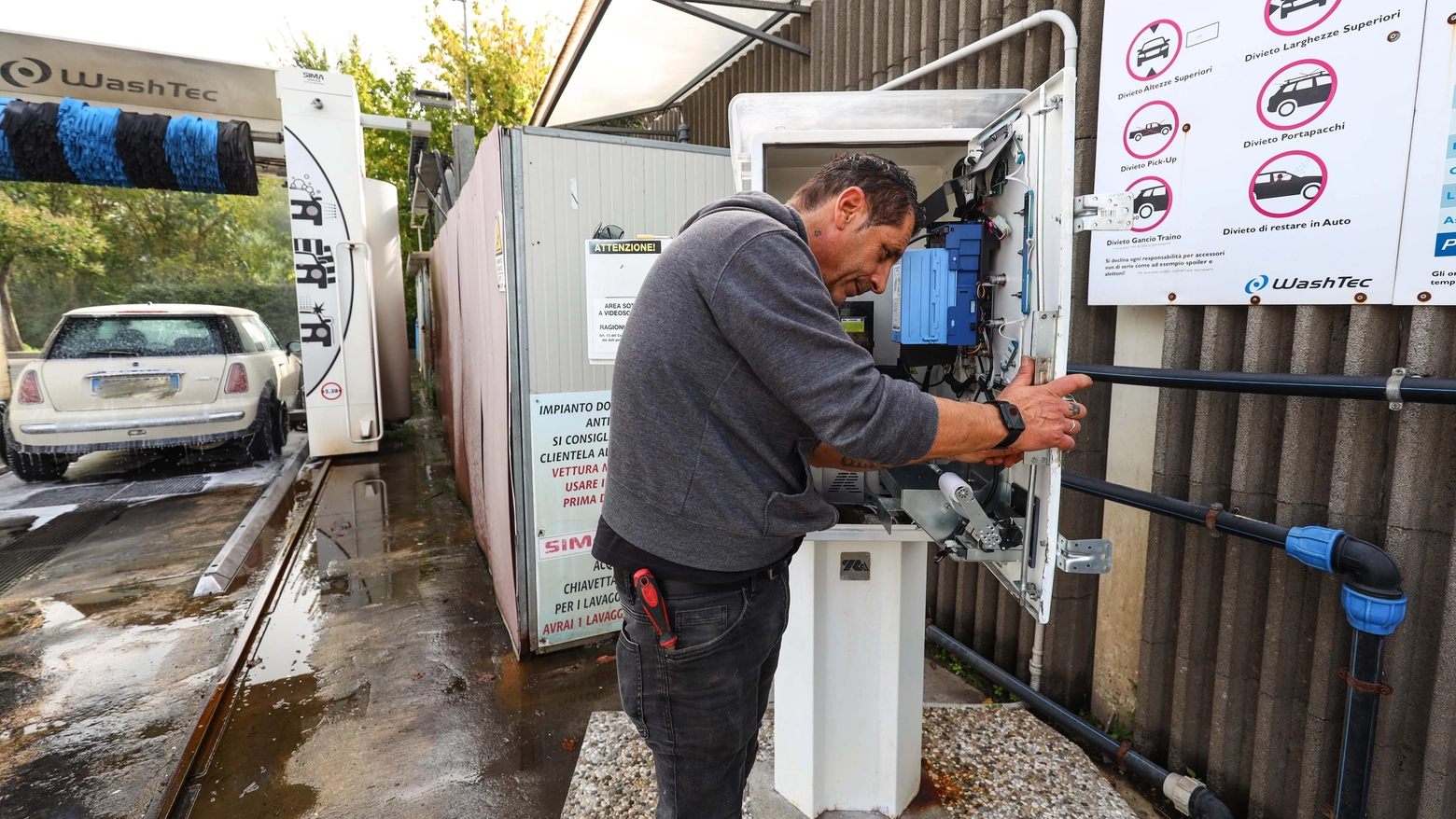 Il titolare dell’autolavaggio Simone Scovazzo sistema l’apparecchio danneggiato