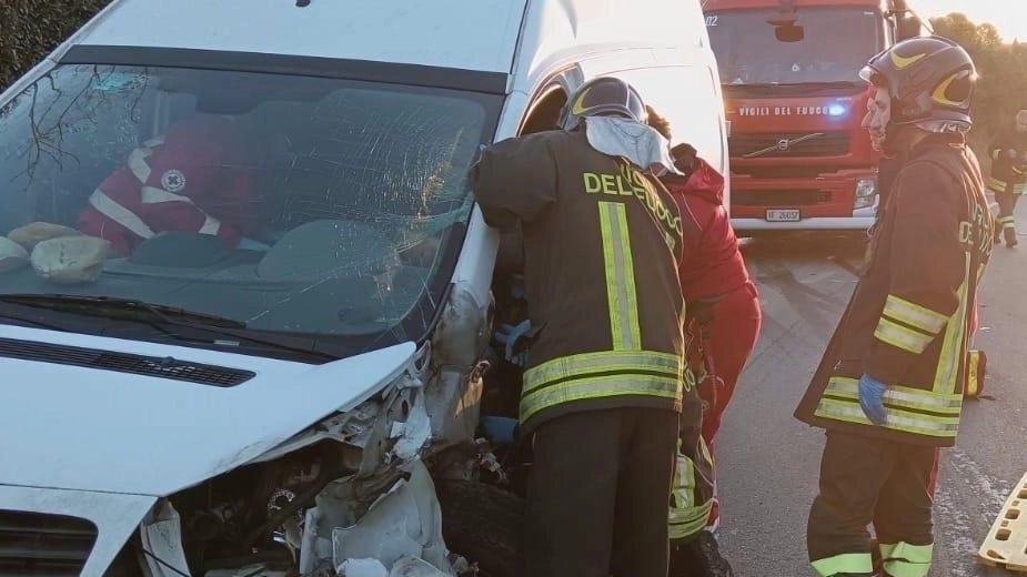 Una donna di 65 anni è stata ricoverata in gravi condizioni dopo essere stata investita da un’auto mentre attraversava la...