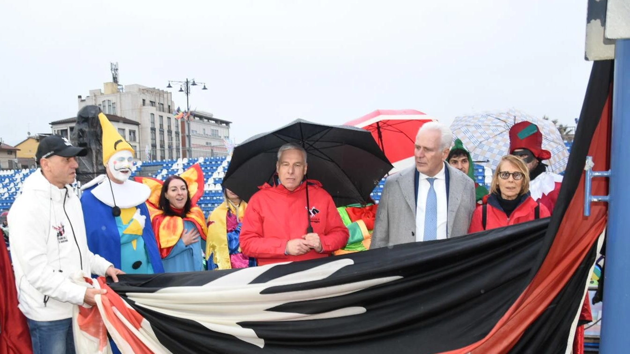 Sul palco di piazza Mazzini la presidente della Fondazione Marcucci, il sindaco Del Ghingaro e il governatore Giani.