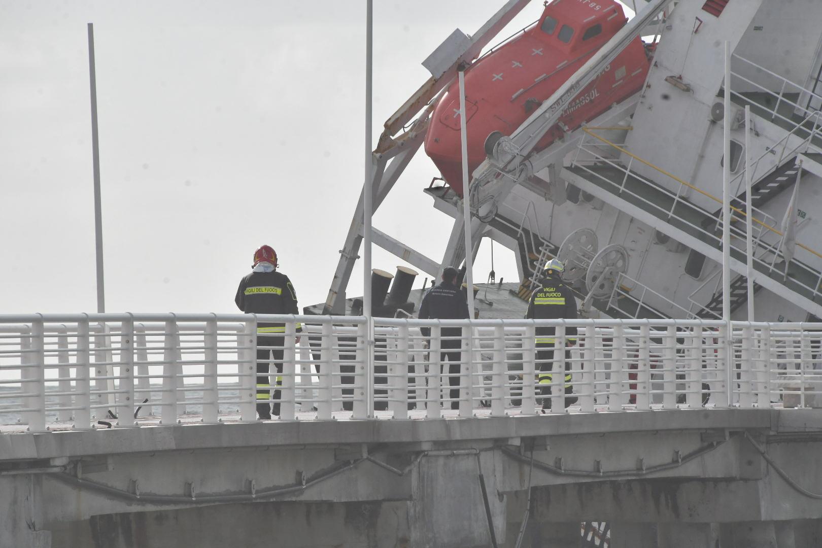 Marina di Massa, la nave incagliata: panne assorbenti contro l’incubo sversamenti