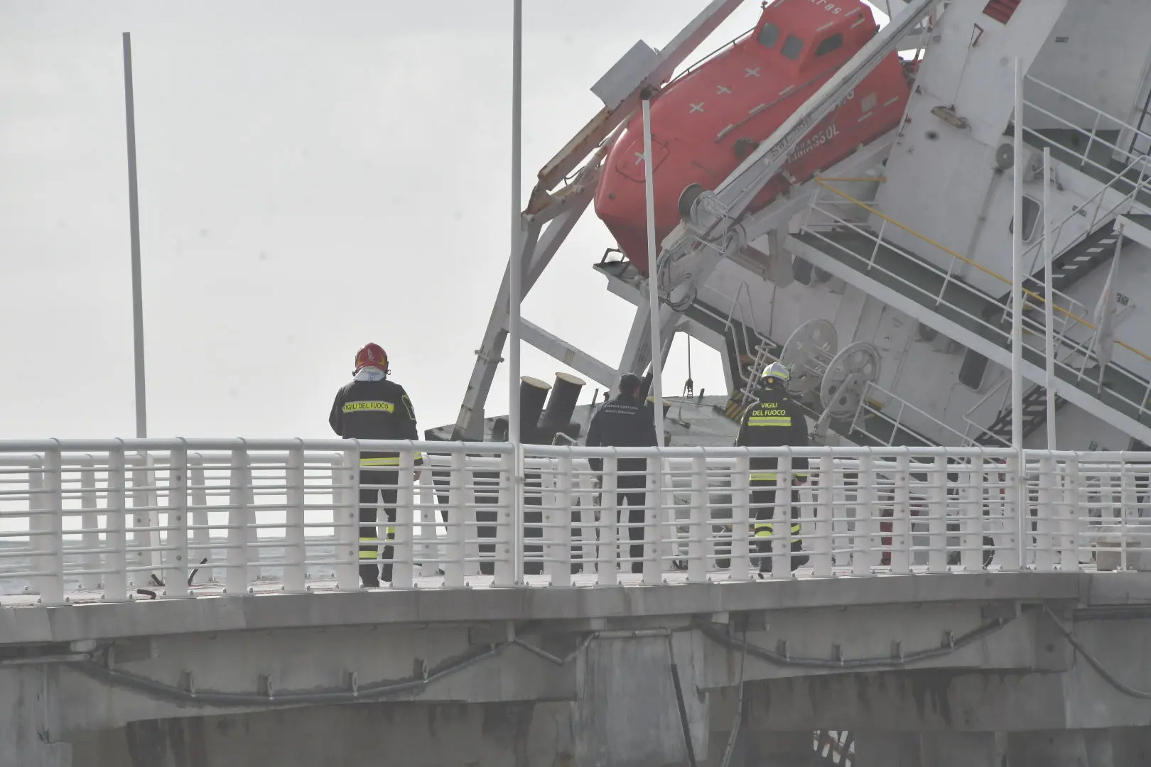 Marina di Massa, la nave incagliata: panne assorbenti contro gli sversamenti. Giani: “Tempi lunghi per la rimozione”