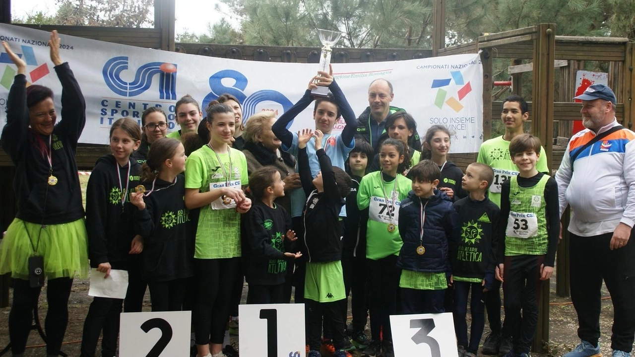 I giovanissimi atleti dei Runnerini Doc Afaph che hanno conquistato il Trofeo Certosino al Gran Prix di cross del Csi a Magliano