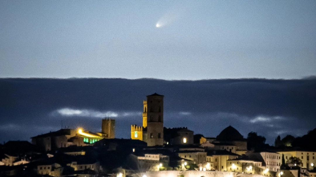 La foto della cometa su Volterra di Fabio Longaron