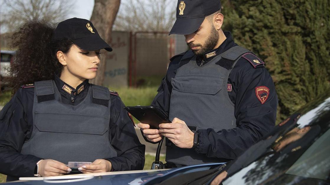 Pistola giocattolo modificata. Denunciato durante i controlli