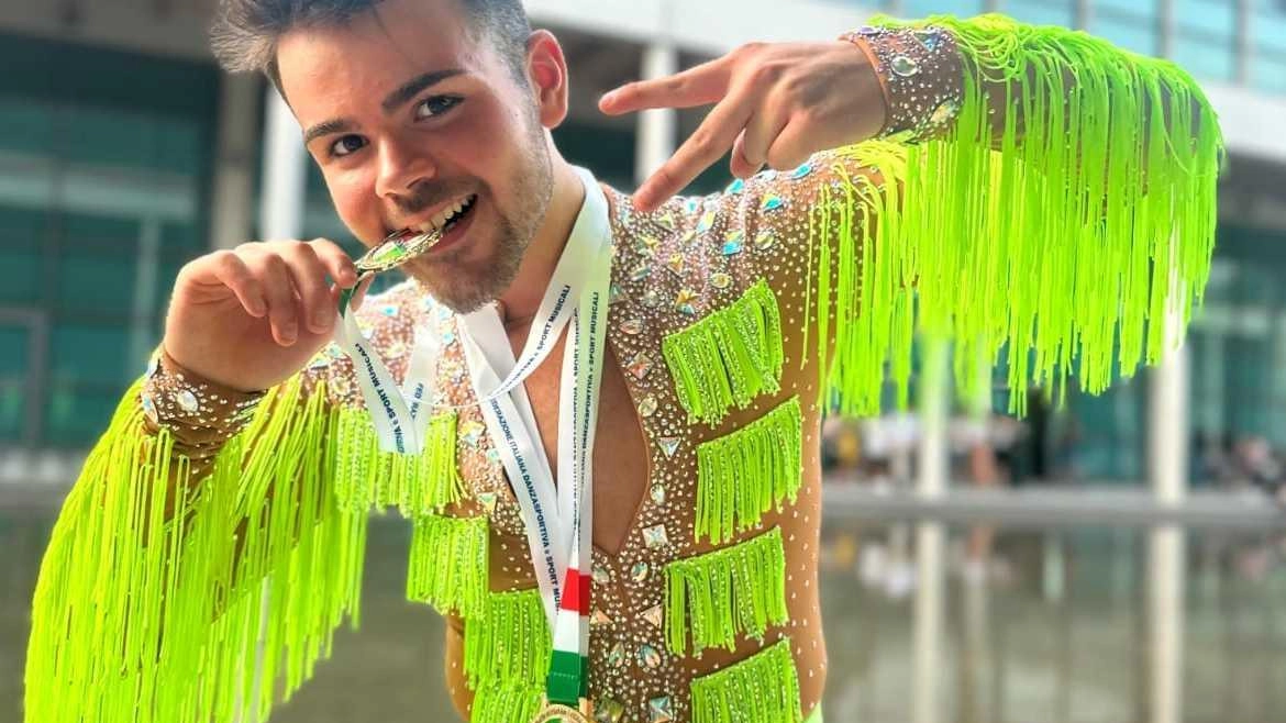 Emanuele Cabras, 18 anni di Città della Pieve, è campione italiano di ballo nella ’salsa baciata shine’