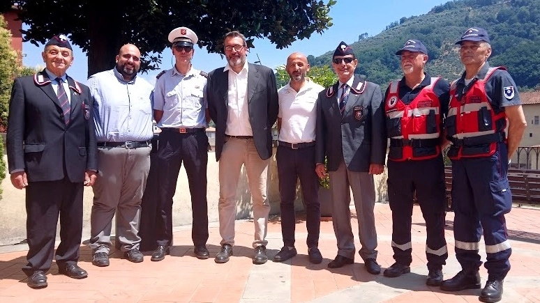 I volontari dell’Associazione Nazionale Carabinieri di Pescia-Collodi con il sindaco Riccardo Franchi