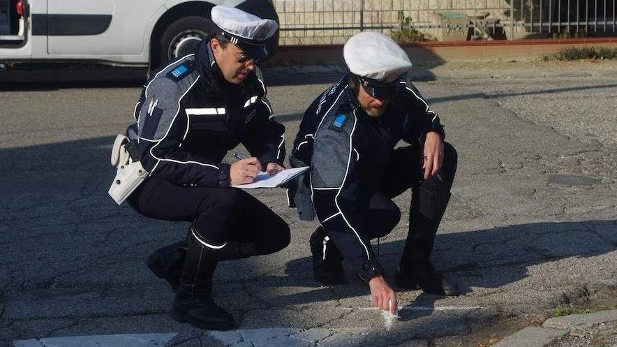 Agenti della polizia municipale impegnati nei rilevamenti di un incidente