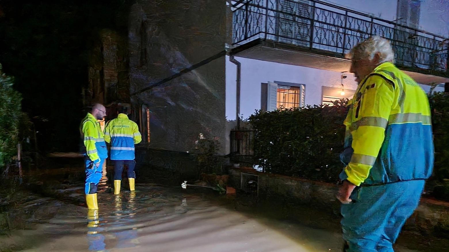 Maltempo, una notte di paura. Allagamenti, interventi e disagi. Medicinali sott’acqua in farmacia