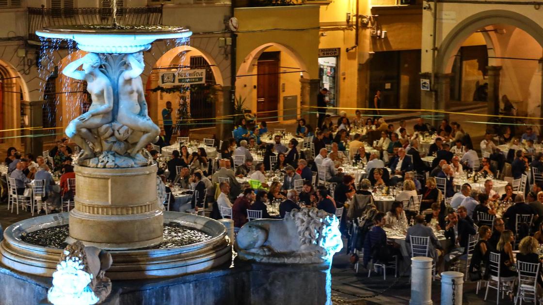 Solidarietà in piazza. Torna ’We Care Empoli’. Una maxi tavolata per raccogliere fondi