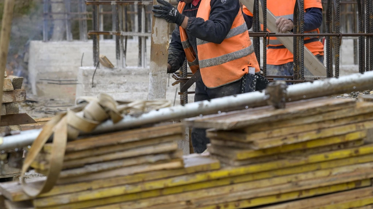 Operai al lavoro in una foto d’archivio. Nella zona fra Macrolotto 2 e via Firenze si aprirà una stagione di cantieri importante