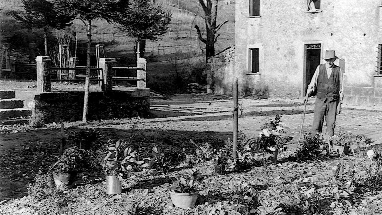 Siamo nel 1944: la sepoltura delle vittime nel piazzale della chiesa di Stazzema