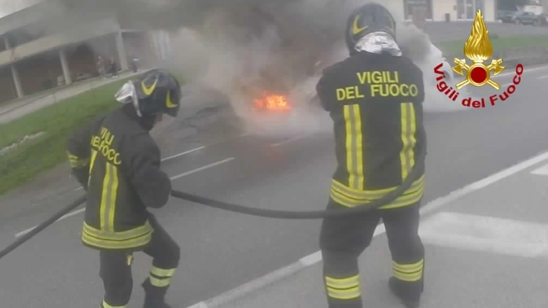 I vigili del fuoco spengono il rogo: l'auto ha preso fuoco dopo il tamponamento