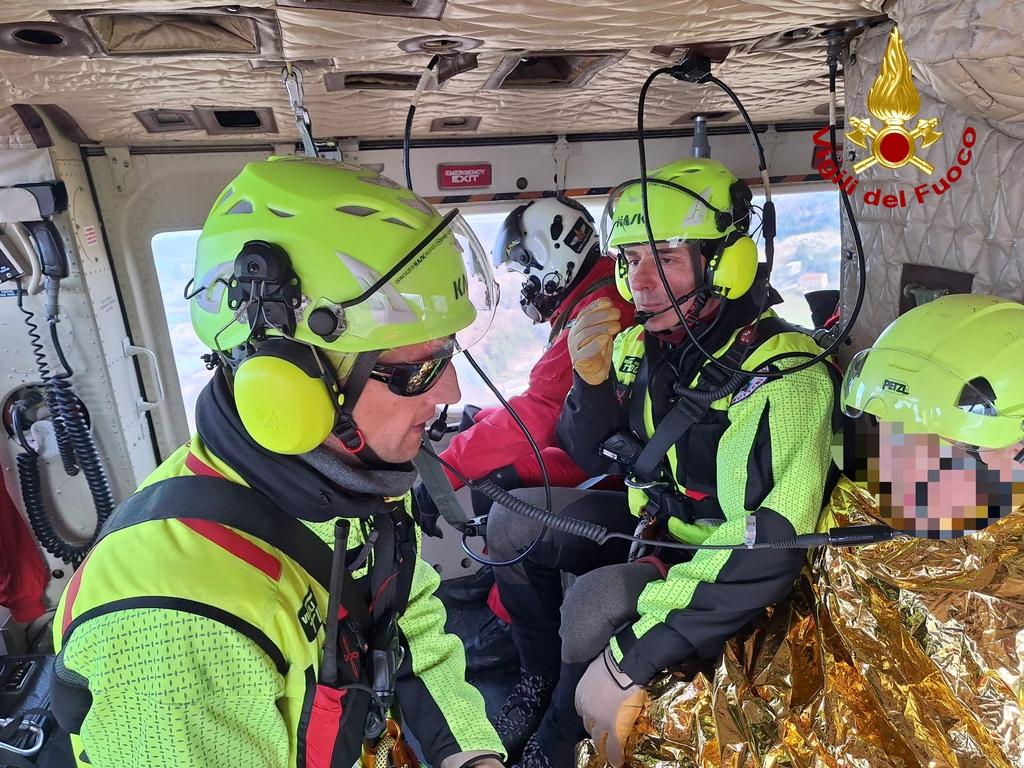 Bambino di 10 anni si sente male nel bosco, arrivano i vigili del fuoco con l’elicottero