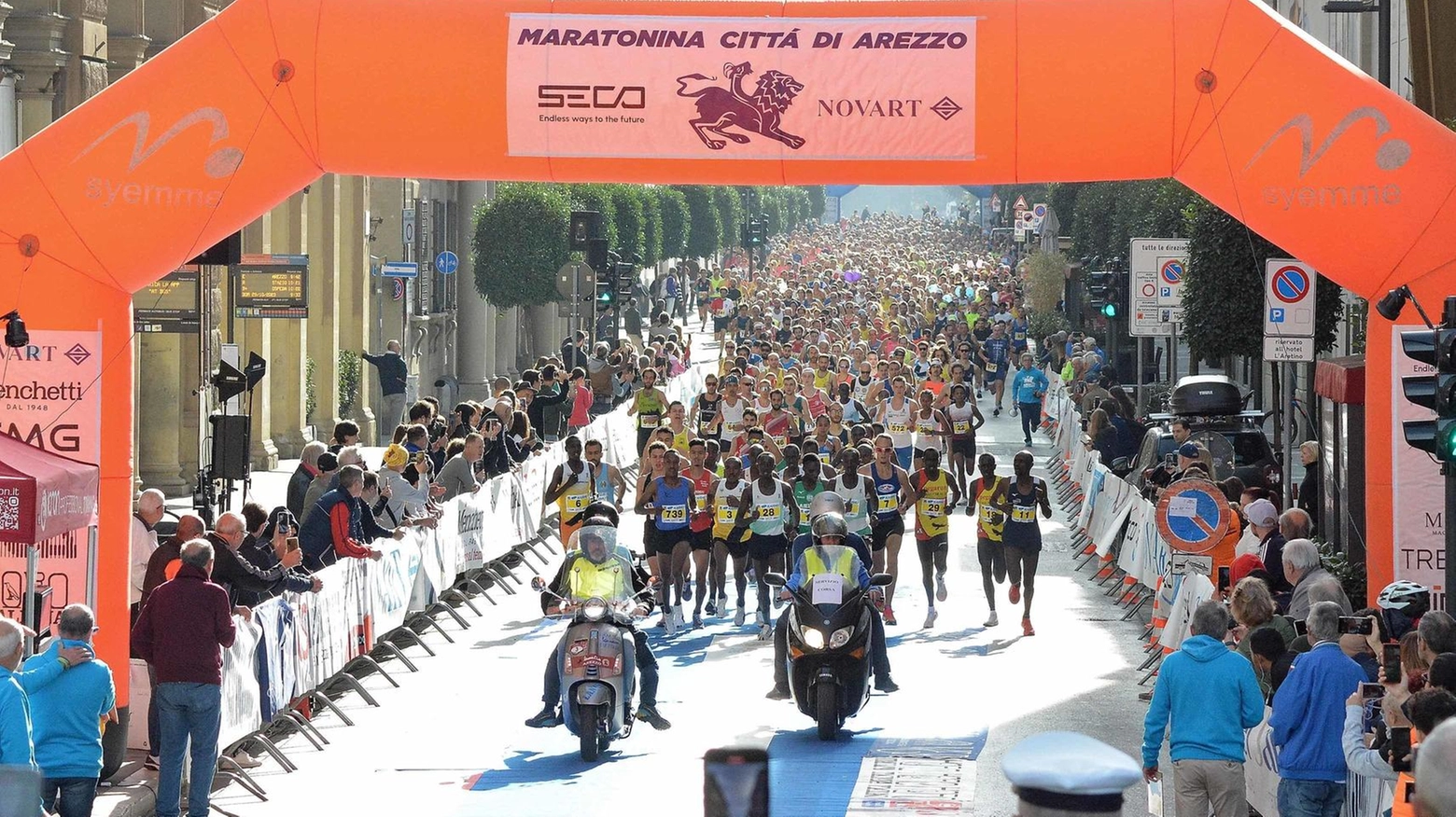 La Maratonina fa il pieno. La carica dei 1300 al via