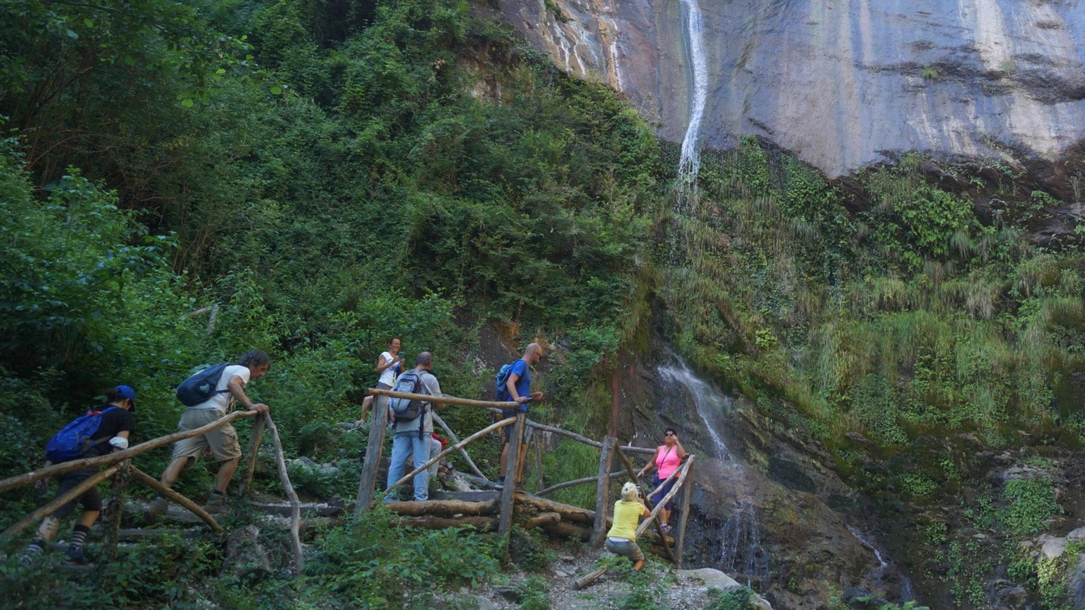 Le cascate dell'Acquapendente nella Versilia offrono uno spettacolo naturale maestoso e suggestivo, immerso nella pace della Foresta degli Gnomi. Un percorso tra storia e natura conduce a una cascata di 20 metri, regalando un'esperienza unica di armonia e bellezza.