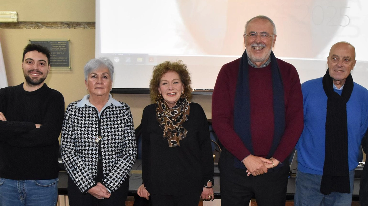 La professoressa Letizia Stammati (al centro), presidente del Comitato di Grosseto della Società Dante Alighieri, insieme ad altri consiglieri