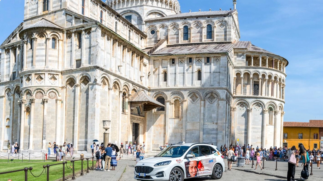 La presentazione dei. taxi personalizzati in Piazza dei Miracoli (Foto Pardini/Valtriani)