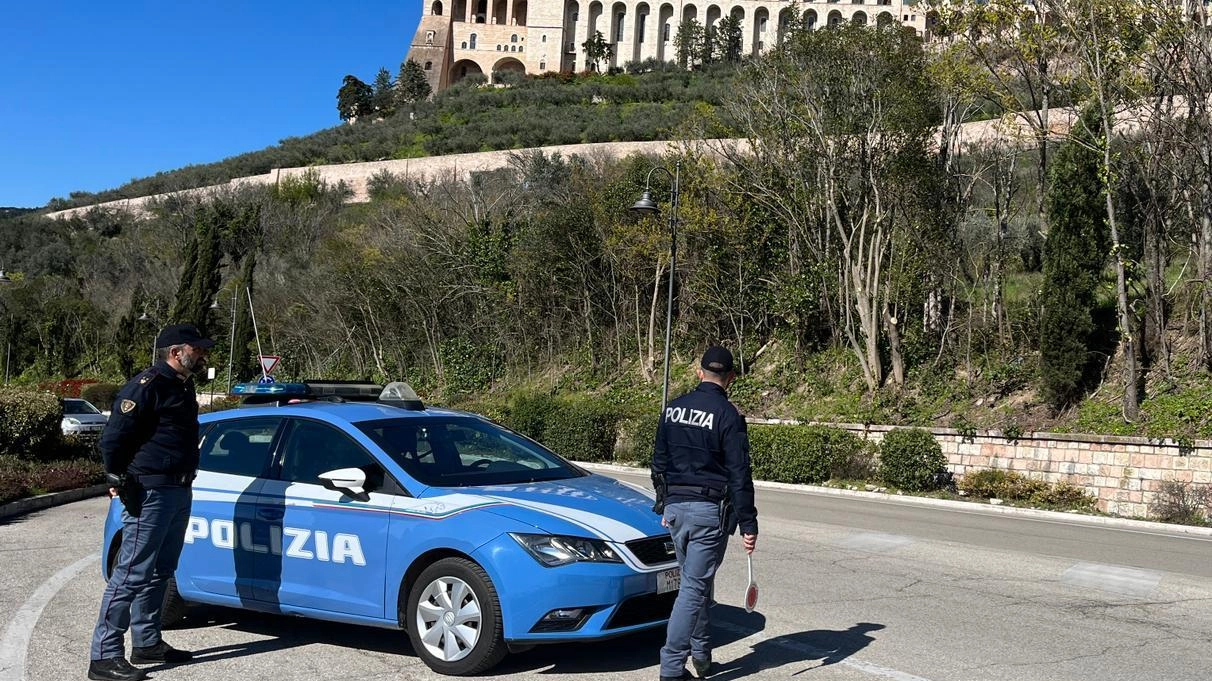 Controlli della Polizia ad Assisi: revoca patente e sanzione di 5.100 euro per guida senza patente. Operazioni per prevenire furti e reati.