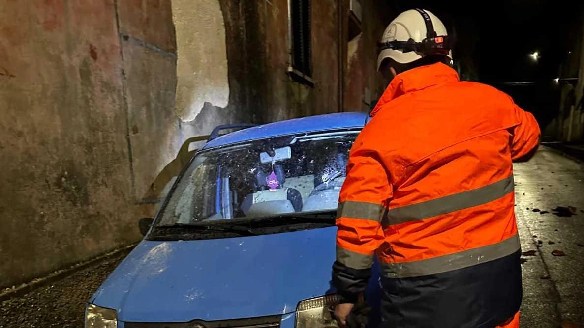 Anche la Lunigiana conta i danni. Scoperchiato il tetto di una scuola