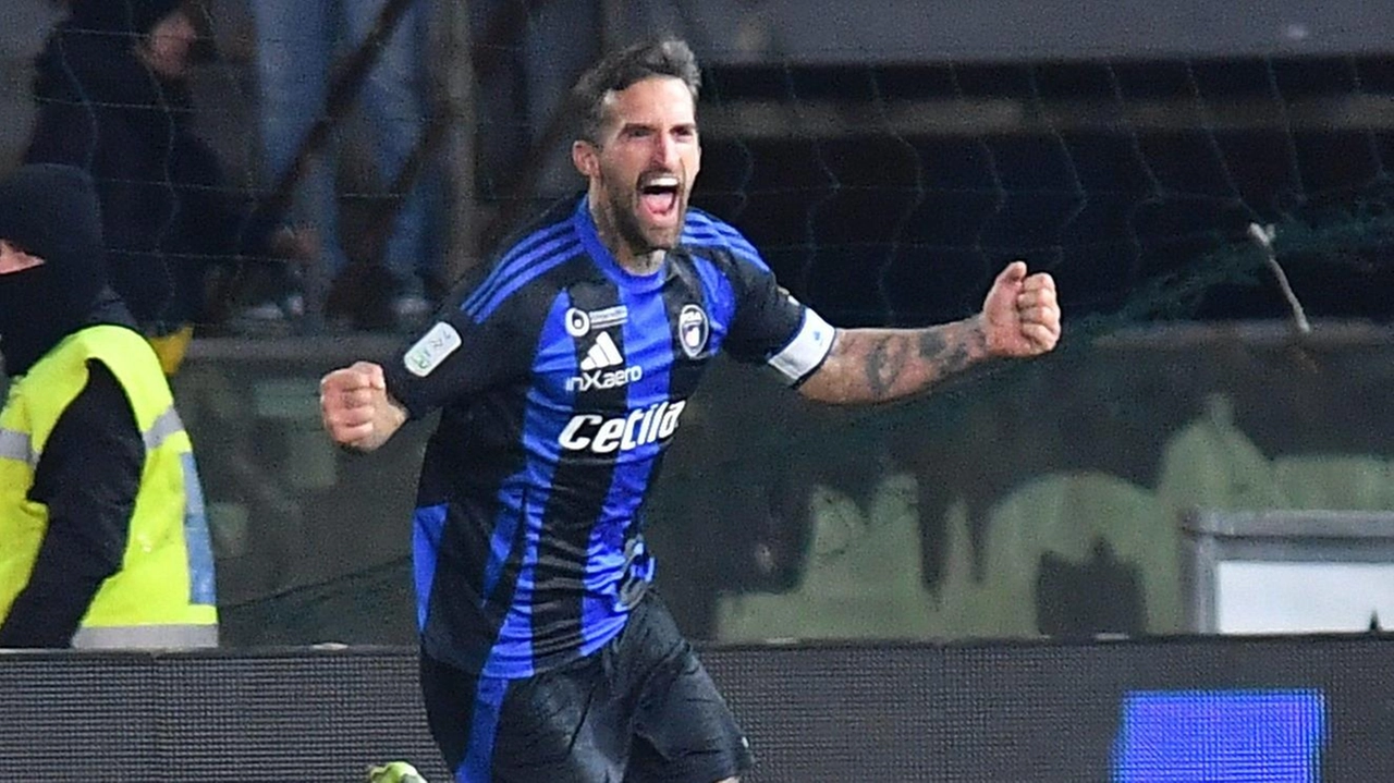 Antonio Caracciolo, 34 anni, esulta dopo il gol con la Carrarese