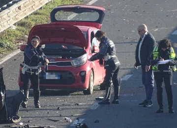 Schianto mortale, famiglia coinvolta. Il padre chiede aiuto e i passanti portano le figlie in ospedale