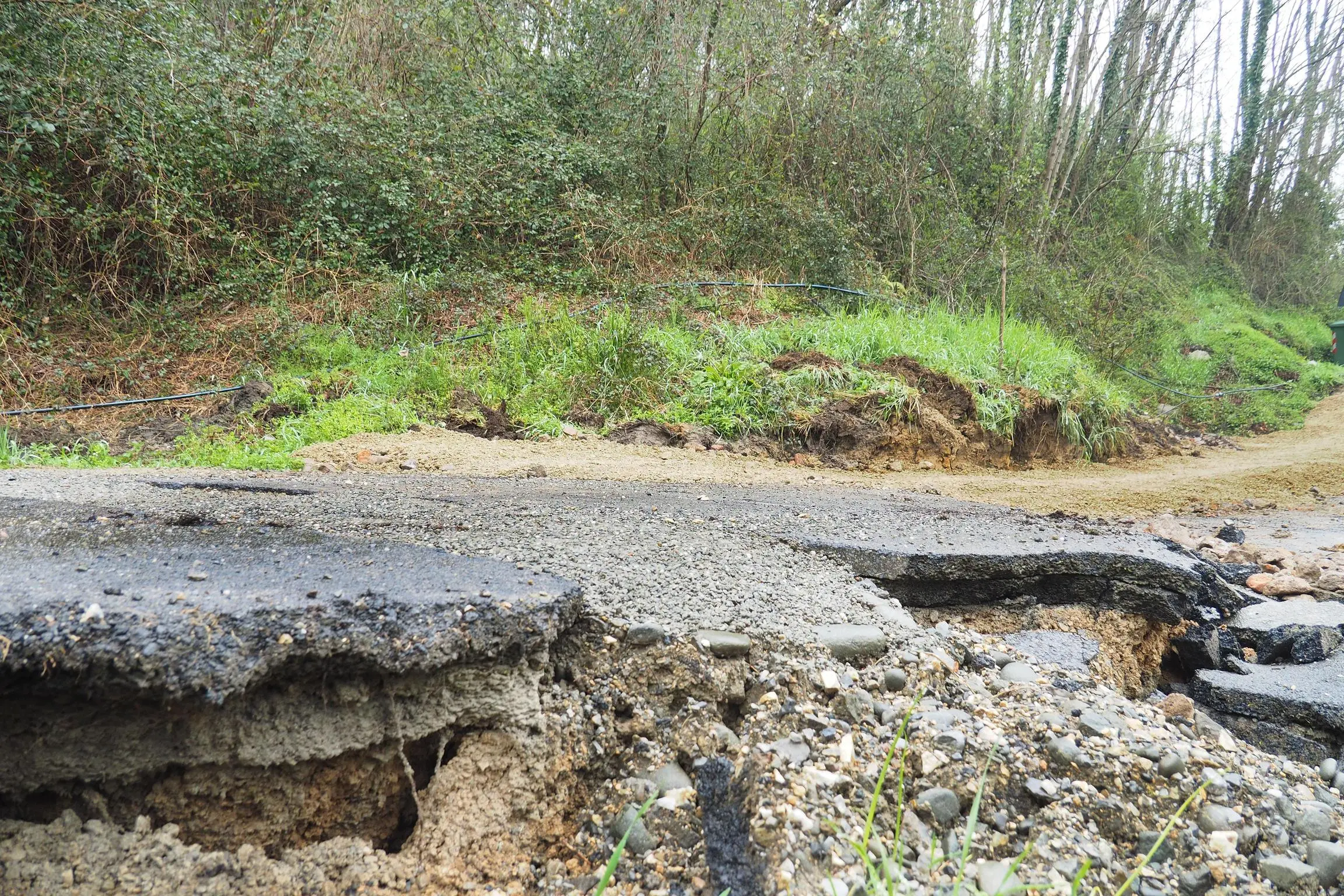 Allerta meteo prolungata. Ma la vera emergenza sono le frane nelle strade