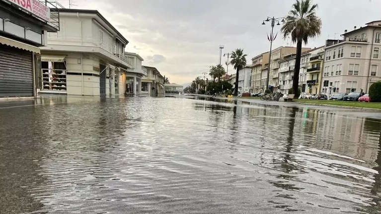 La Passeggiata di Viareggio allagata