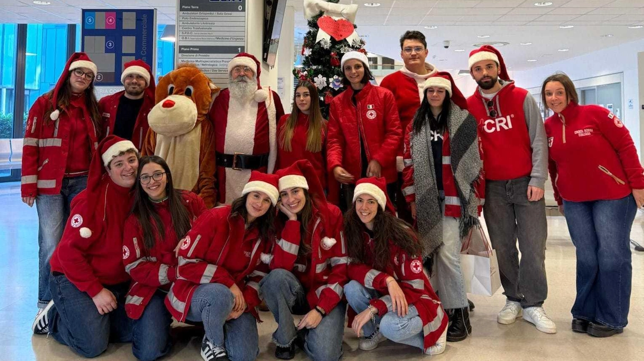 I volontari della Croce Rossa di Lucca in visita anche al reparto Pediatria dell’ospedale San Luca