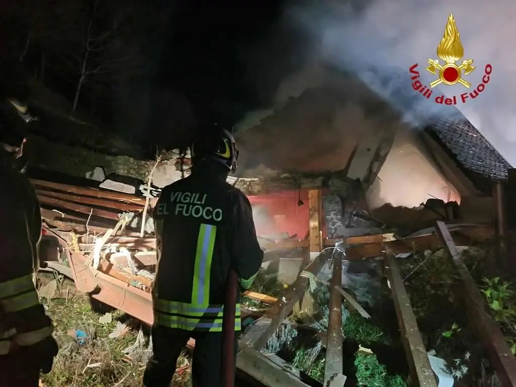 Fuga di gas nella notte, esplode una casa: due dispersi