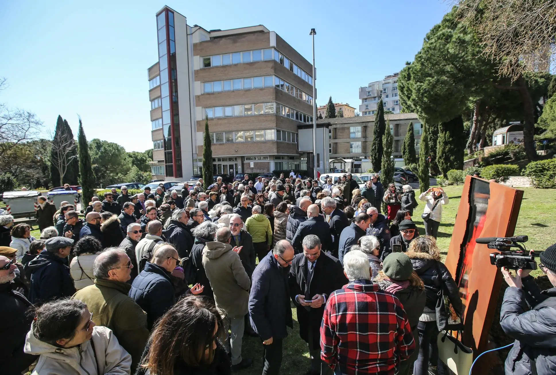 La terribile ferita del Covid-19. Ora c’è un monumento a ricordare le 2.500 vittime della pandemia