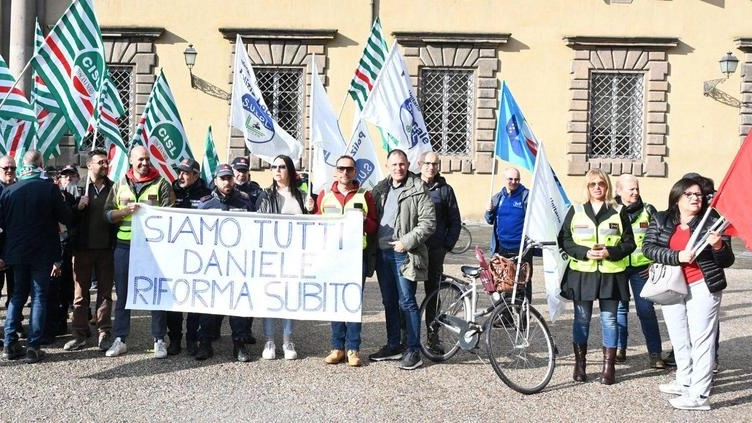 Con il sit-in di ieri mattina i sindacati chiedono una svolta. Leporale (Fp Cisl) sollecita la Regione sulla formazione (foto Alcide)