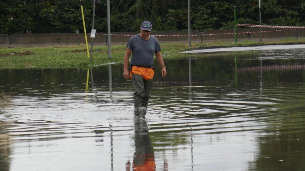 Via del Ferro: la strada è stata invasa dall’acqua dopo i primi temporali foto Attalmi