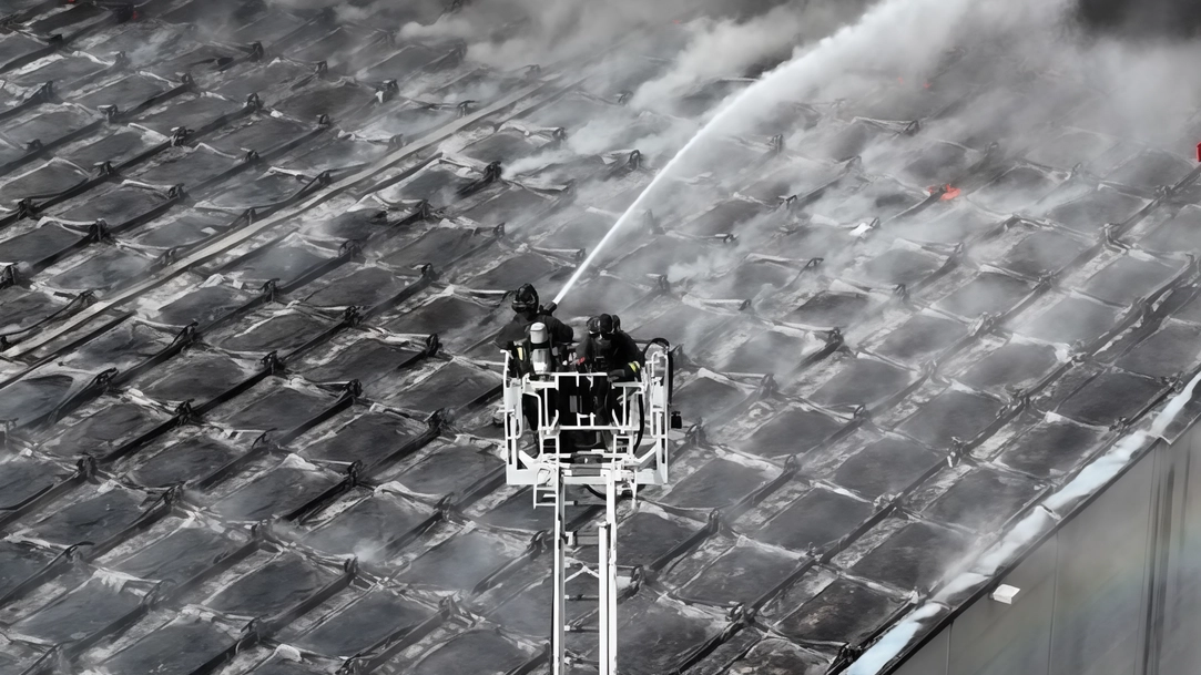 Il tetto del capannone industriale in fiamme (crediti foto: vigili del fuoco)