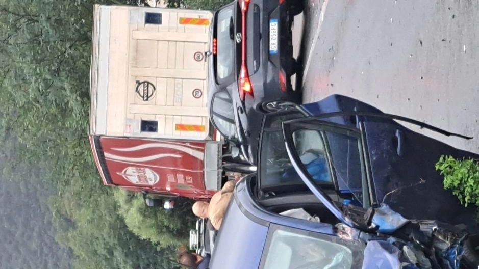 L’auto finita fuori strada sulla Statale del Brennero (o via Nuova per PIsa) dopo lo scontro semifrontale con il camion che si vede sullo sfondo