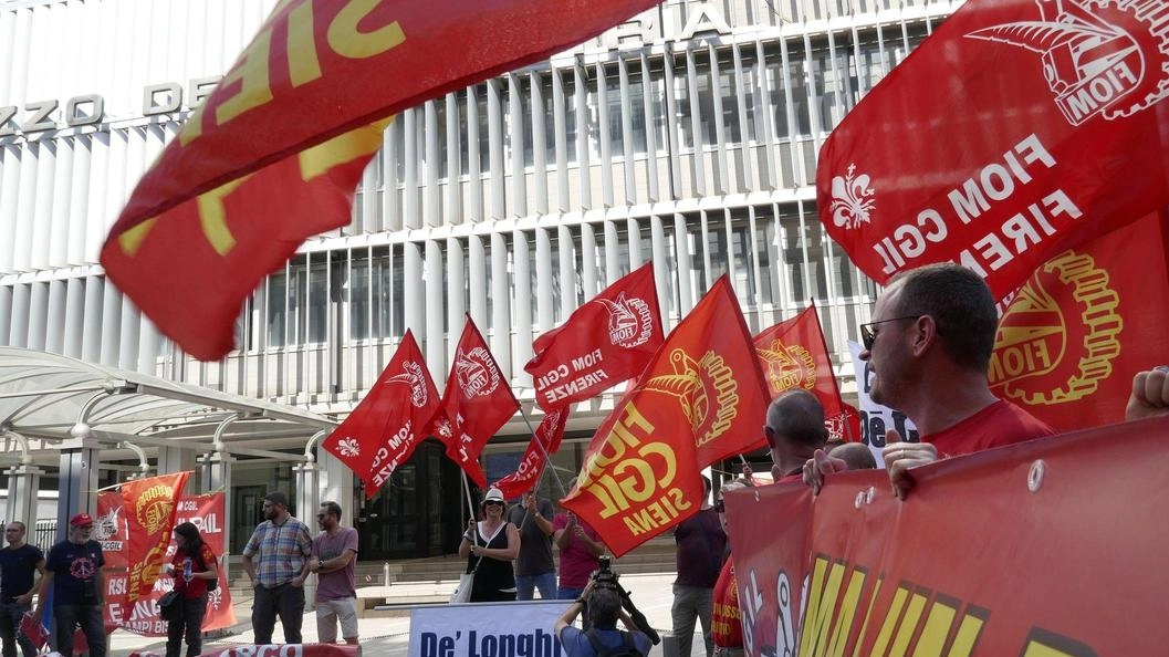 Una della ultime manifestazioni a Prato dei metalmeccanicidi Fim, Fiom e Uilm davanti al Palazzo dell’Industria