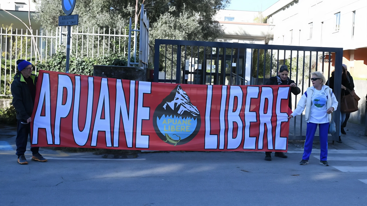 Apuane Libere al presidio davanti al Tribunale di Massa (. foto di Paola Nizza