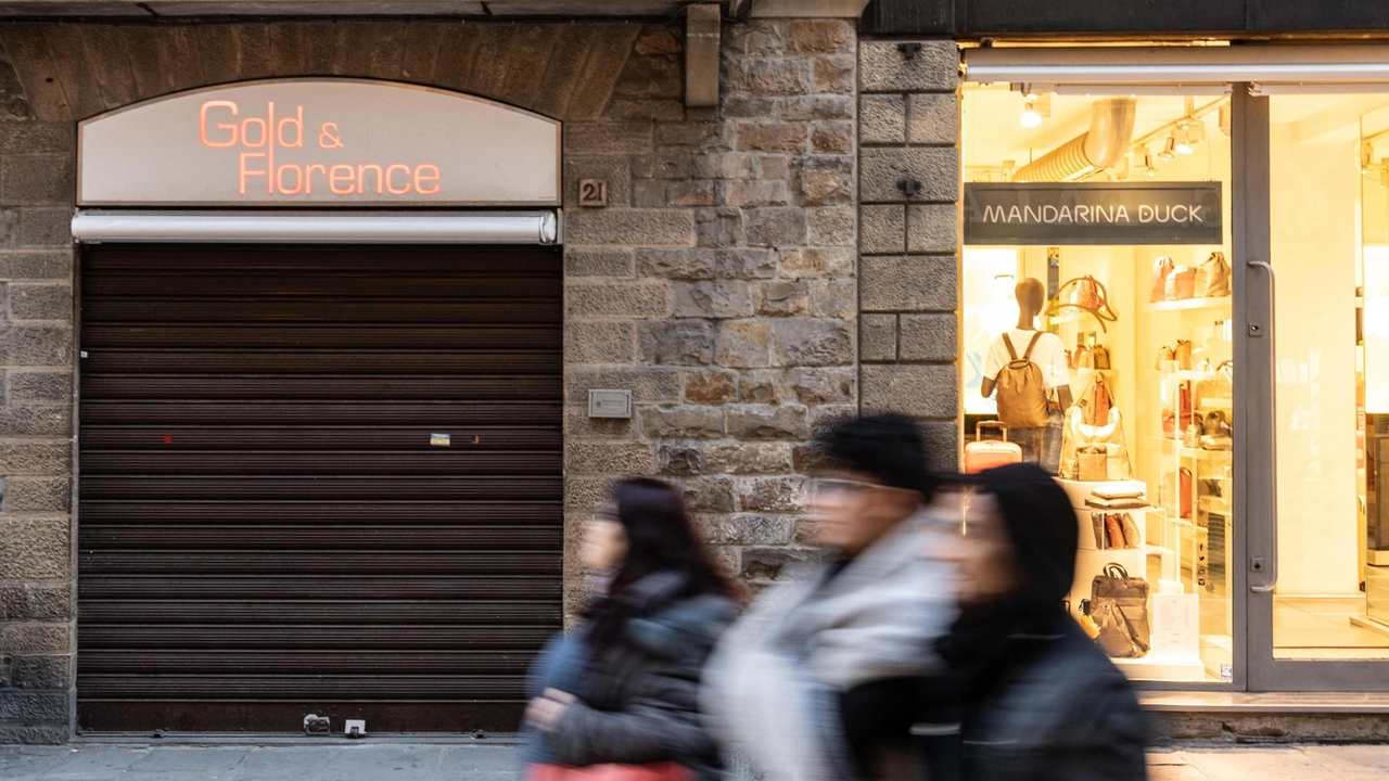 Via Por Santa Maria, albanese di 26 anni ha ’diretto’ i tre complici da fuori. Poi si è fatto consegnare la refurtiva. Indagini della polizia ancora in corso.