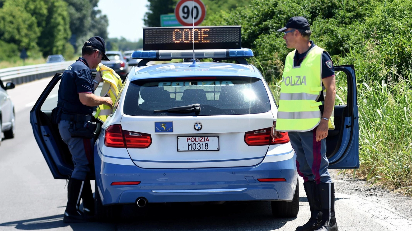 Una pattuglia della polizia stradale in servizio (foto di repertorio)