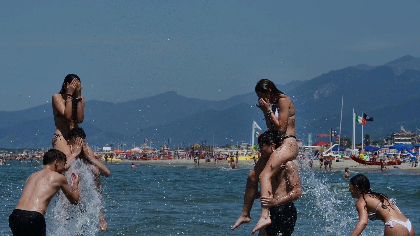 Bagnanti a Lido di Camaiore. In Toscana è un'estate da tutto esaurito