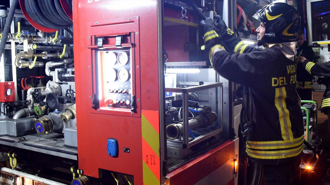 L’incendio doloso è divampato in una casa vacanze che in quel momento disabitata. Le fiamme si sono sviluppate poco prima di mezzanotte e mezzo in una camera.