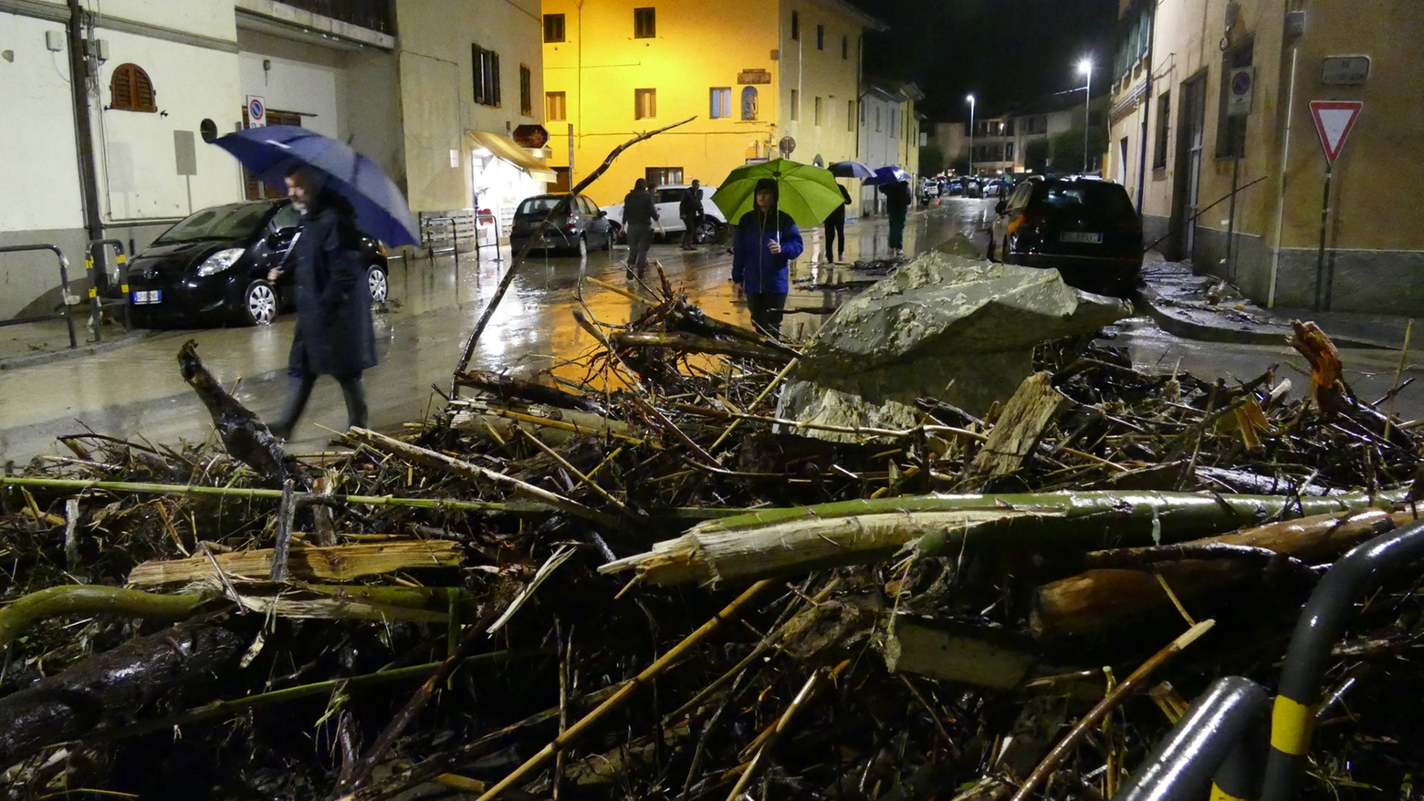 L'esondazione del Bisenzio a Santa Lucia (Foto Attalmi)