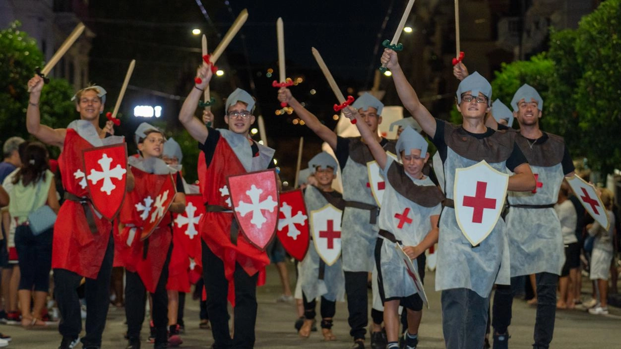 La sfilata conquista il centro città. Ingegno e anima delle borgate