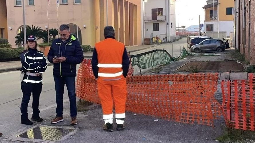 Un sopralluogo sul posto e, qui a lato, il sindaco Leonardo Fornaciari