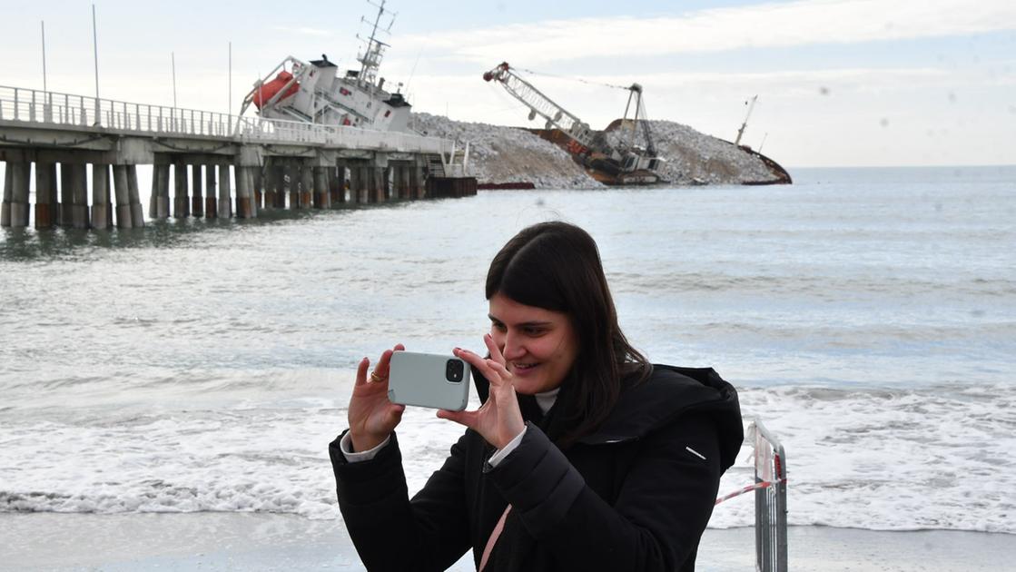 Maxi bonifica in mare. Il cargo tutto circondato dalle panne anti gasolio